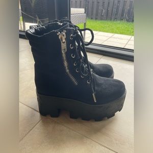 Dolls Kill Current Mood Chunky Platform
Greenpoint boots size 7